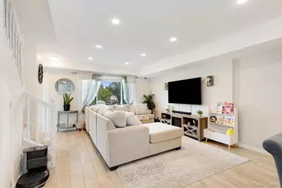 40 Raily Ct, New York, NY 10312 - Photo 6