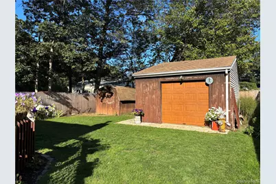 1529 Carl Avenue, Holbrook, NY 11741 - Photo 22