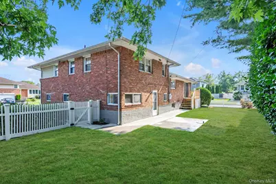 2001 Wellington Court, Westbury, NY 11590 - Photo 22