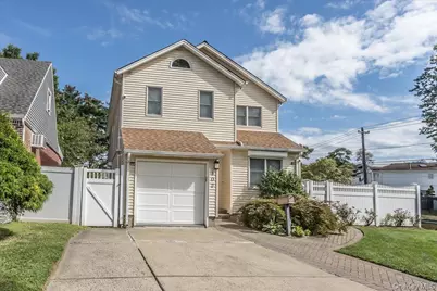 102 Vale Court, New Hyde Park, NY 11040 - Photo 2