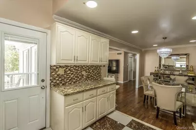 102 Vale Court, New Hyde Park, NY 11040 - Photo 10