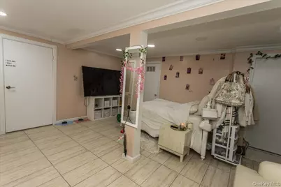 102 Vale Court, New Hyde Park, NY 11040 - Photo 22