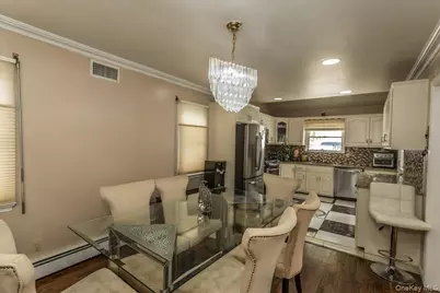 102 Vale Court, New Hyde Park, NY 11040 - Photo 8