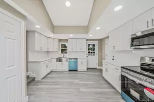 286 Old Country Rd, Deer Park, NY 11729 - Photo 10