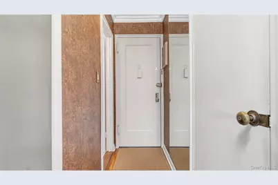 15 Canterbury Road #D18, Great Neck, NY 11021 - Photo 8