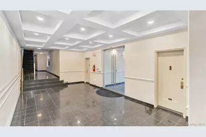 15 Canterbury Road #D18, Great Neck, NY 11021 - Photo 10