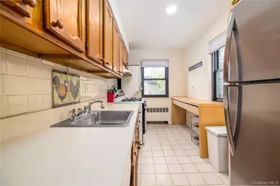 245-38 61 Avenue #Lower unit F2, Douglaston, NY 11362 - Photo 8