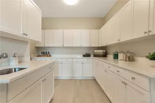 2000 Royal Ct, North Hills, NY 11040 - Photo 10