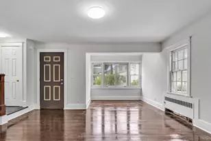 3 Walnut Pl, Great Neck, NY 11021 - Photo 12