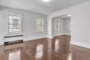 3 Walnut Pl, Great Neck, NY 11021 - Photo 10