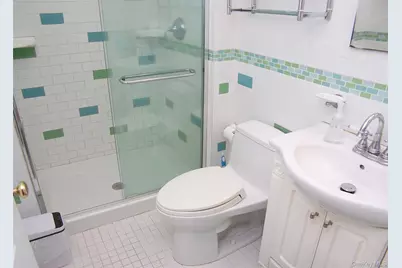 85 Oakland Avenue, Lynbrook, NY 11563 - Photo 20