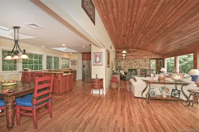 21 W Mall Drive, Huntington, NY 11743 - Photo 16