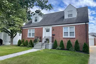 24 Tulip Ln, New Hyde Park, NY 11040 - Photo 2