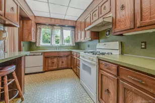 30 Center Dr, Riverhead, NY 11901 - Photo 16