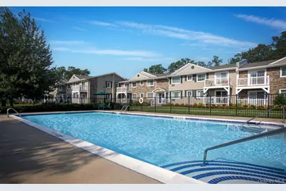 9 Williams Boulevard #1-1E, Lake Grove, NY 11755 - Photo 2