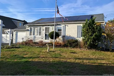 78 E Seacrest Avenue, Lindenhurst, NY 11757 - Photo 2