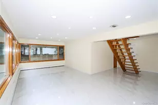 81 Carriage Ln, Roslyn Heights, NY 11577 - Photo 22