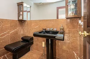 32 Carriage Rd, Great Neck, NY 11024 - Photo 16