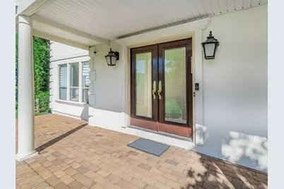 32 Carriage Road, Great Neck, NY 11024 - Photo 2