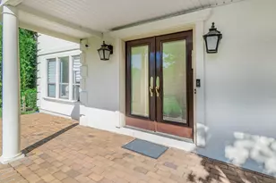 32 Carriage Rd, Great Neck, NY 11024 - Photo 2