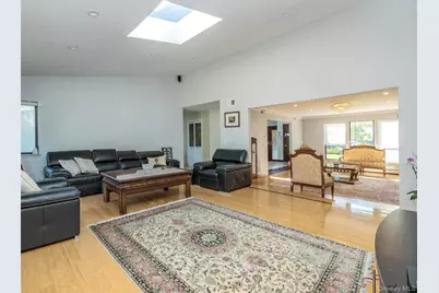 32 Carriage Road, Great Neck, NY 11024 - Photo 12