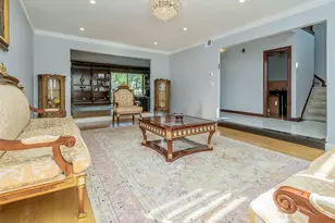 32 Carriage Rd, Great Neck, NY 11024 - Photo 4