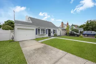 205 S 12th St, Lindenhurst, NY 11757 - Photo 2