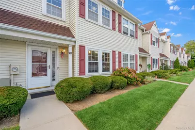 37 Stratford Green, Farmingdale, NY 11735 - Photo 2