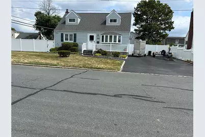 957 N Fulton Avenue, Lindenhurst, NY 11757 - Photo 2