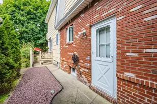 23 Nassau Rd, Great Neck, NY 11021 - Photo 28