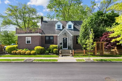 29 W Henrietta Avenue, Oceanside, NY 11572 - Photo 4