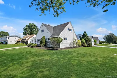 77 Autumn Lane, Hicksville, NY 11801 - Photo 2
