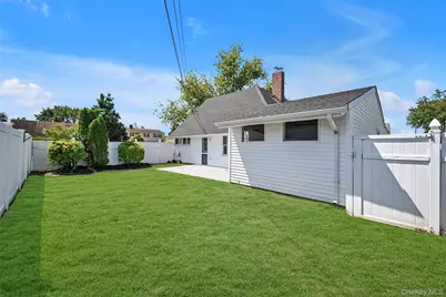 77 Autumn Lane, Hicksville, NY 11801 - Photo 18