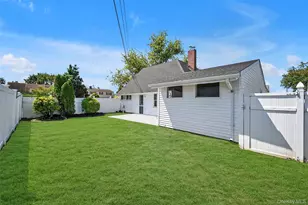 77 Autumn Ln, Hicksville, NY 11801 - Photo 18