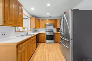 128 Charles St, East Williston, NY 11596 - Photo 4