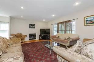 5 Naomi Ct, Melville, NY 11747 - Photo 10