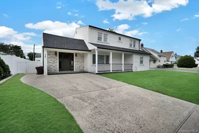 18 Mist Lane, Westbury, NY 11590 - Photo 2