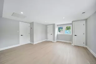 18 Mist Ln, Westbury, NY 11590 - Photo 30