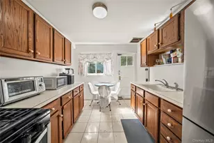 604 Dartmouth St, Westbury, NY 11590 - Photo 8