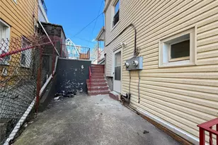 82 Waring Pl, Yonkers, NY 10703 - Photo 12