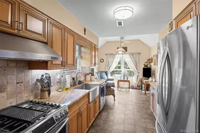 7 Sutton Place, Islip, NY 11751 - Photo 18