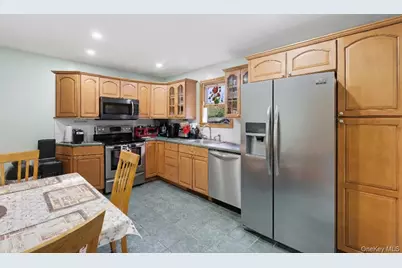 18 Halsey Street, Freeport, NY 11520 - Photo 4