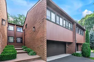 3 Cricket Club Dr, Roslyn, NY 11576 - Photo 2