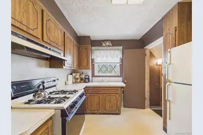 81 Cedarlawn Boulevard, Valley Stream, NY 11580 - Photo 2