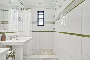 70-47A Park Dr E, Kew Gardens, NY 11367 - Photo 16