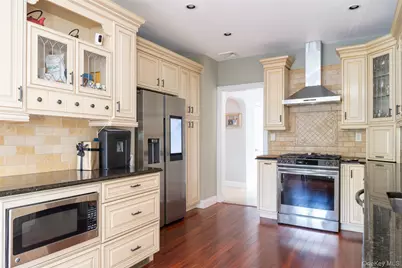 982 Split  Rock Road, Pelham, NY 10803 - Photo 6