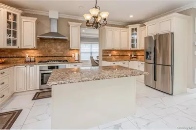 45 Meeting Lane, Hicksville, NY 11801 - Photo 6