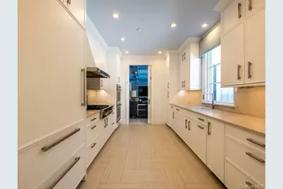 16 Ridge Drive E, Great Neck, NY 11021 - Photo 10