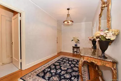 8 Barstow Road #5-B, Great Neck, NY 11021 - Photo 2