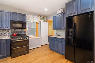 306 Hutchinson Boulevard, Fleetwood, NY 10552 - Photo 10